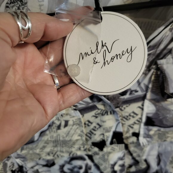 NWT Y2K NEWSPAPER PRINT  MILK & HONEY BLOUSE SZ S - Picture 3 of 5